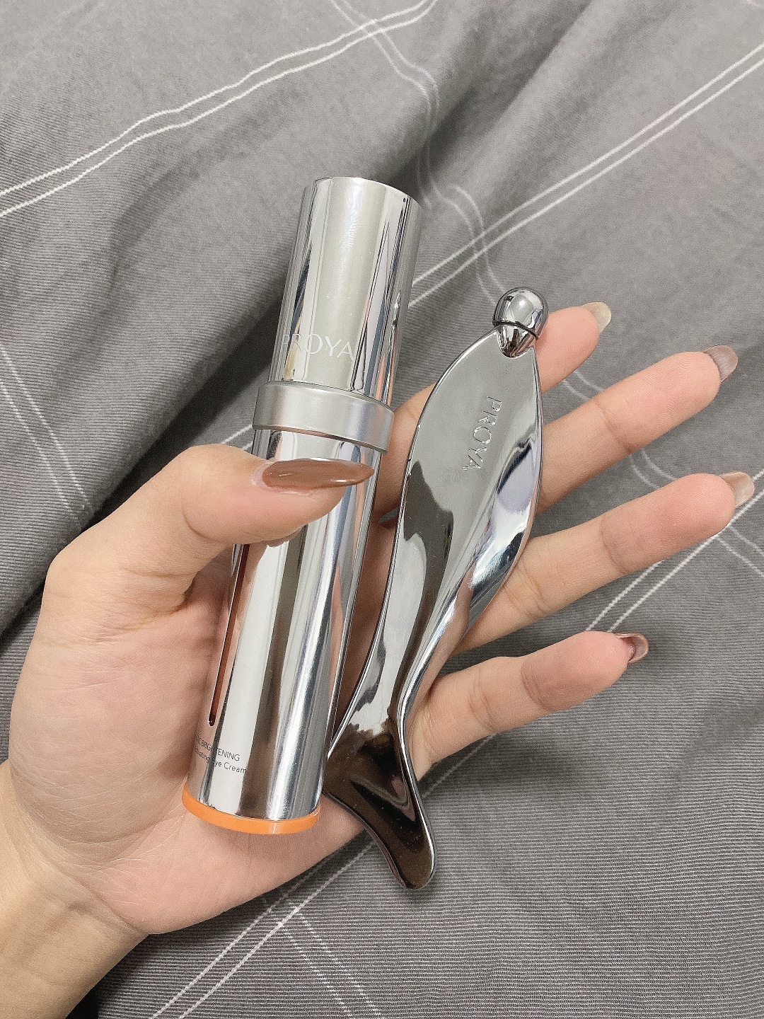 眼霜—Kerrykerry宝贝收到了，刚用肌肤嘟噜嘟噜的喝水，用完之后脸明显变白了，很喜欢